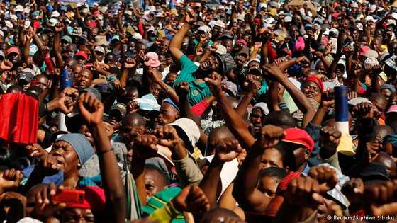 2014-06-30 01 south-african-miners-strike3